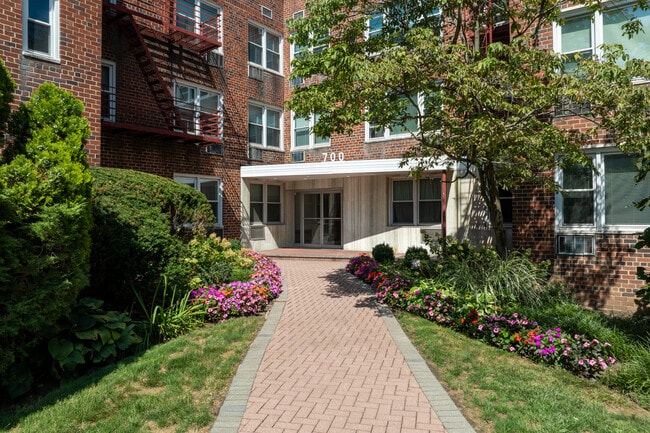 732 Scarsdale Ave in Scarsdale, NY - Foto de edificio - Building Photo