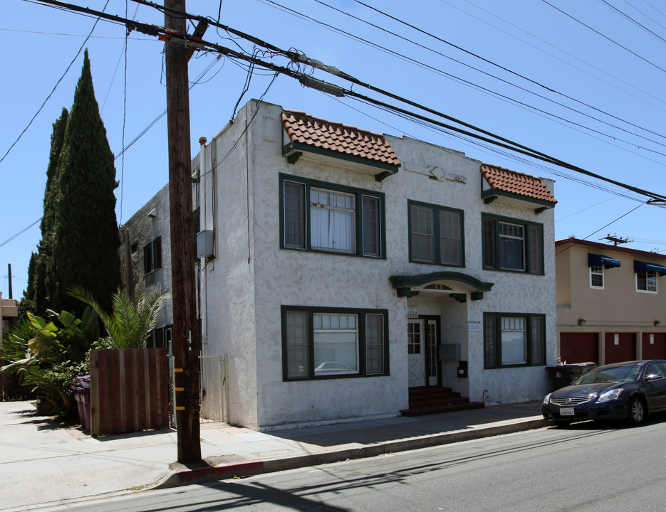 2644 E 4th St in Long Beach, CA - Foto de edificio