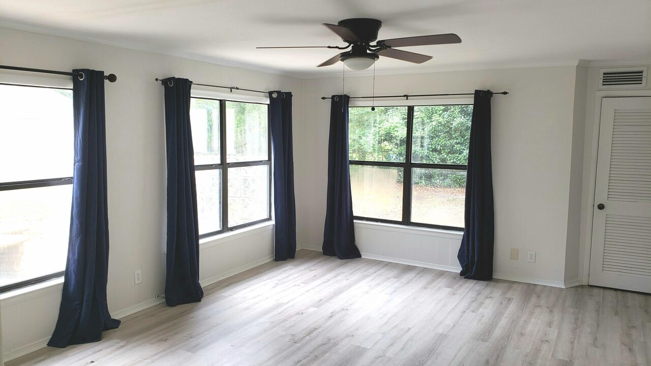 215 Hawthorne Cir in Fort Walton Beach, FL - Building Photo