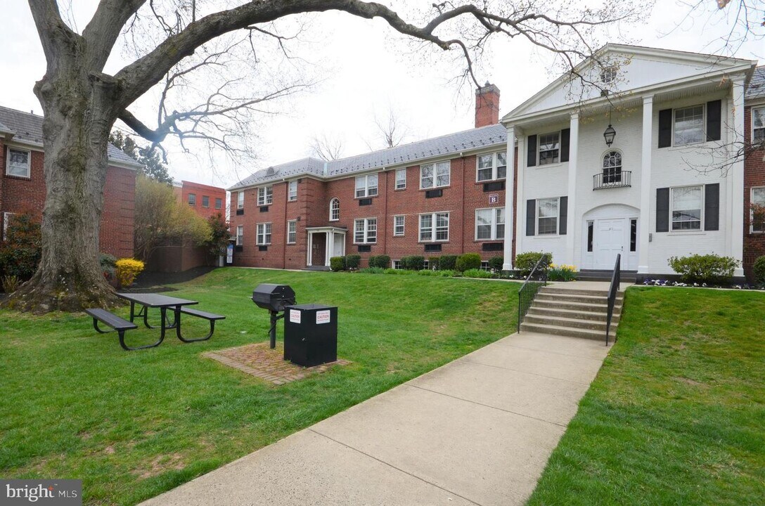 715 S Washington St-Unit -C-31 in Alexandria, VA - Building Photo