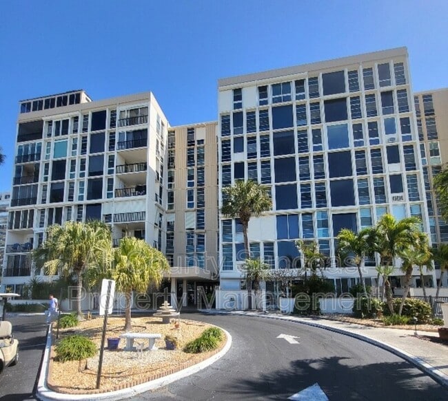 7400 Sun Island Dr S in South Pasadena, FL - Building Photo - Building Photo