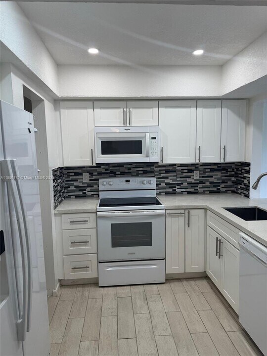 7400 NW 16th St in Plantation, FL - Building Photo
