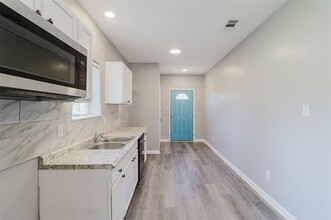 712 E Jefferson St in Waxahachie, TX - Building Photo - Building Photo