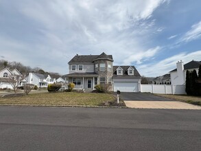 1 Lilac Ln in Holtsville, NY - Building Photo - Building Photo