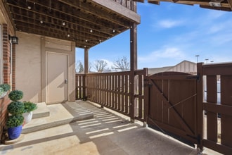 1450 S Webb Rd, Unit Apt 311 in Wichita, KS - Foto de edificio - Building Photo