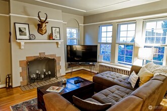 2107 5th Ave N, Unit D in Seattle, WA - Building Photo - Building Photo