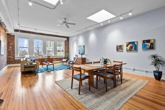 323 W Main St in Durham, NC - Foto de edificio - Building Photo