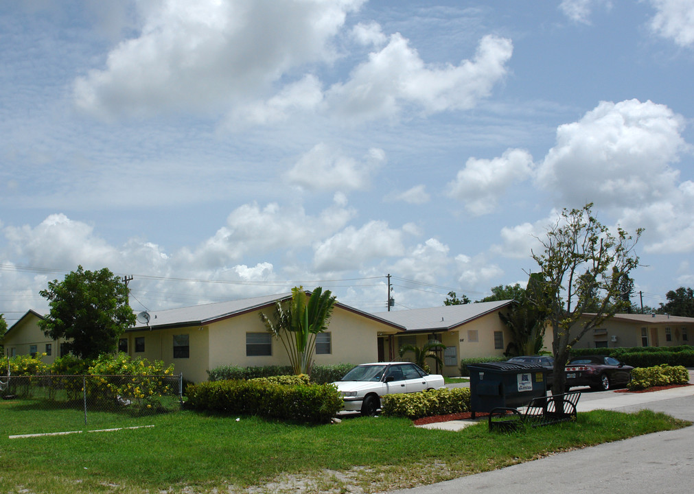 6147 Arthur St in Hollywood, FL - Building Photo