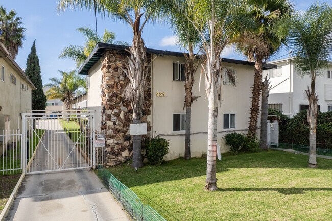 921 N. Cedar St. in Inglewood, CA - Foto de edificio - Building Photo