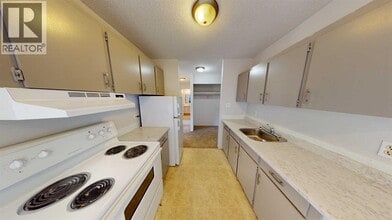 10505-10103 103 St in Grande Prairie, AB - Building Photo - Building Photo