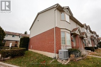 70 Chapman Ct in London, ON - Building Photo - Building Photo
