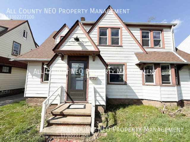 17011 Maple Heights Blvd in Maple Heights, OH - Foto de edificio
