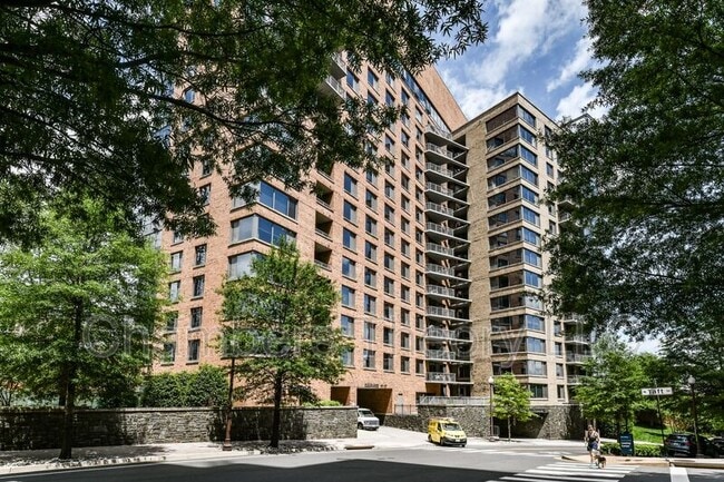 2001 15th St N in Arlington, VA - Building Photo - Building Photo