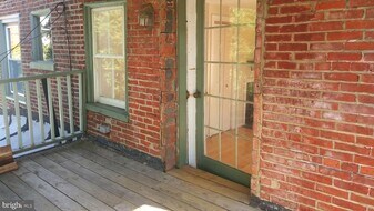 2043 Mt Vernon St in Philadelphia, PA - Building Photo