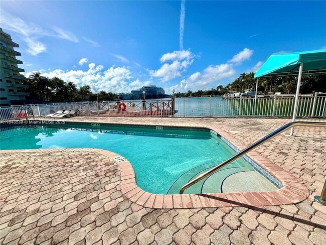 4740 Pine Tree Dr in Miami Beach, FL - Building Photo - Building Photo