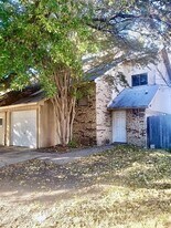 208 Victoria Dr in Grand Prairie, TX - Building Photo