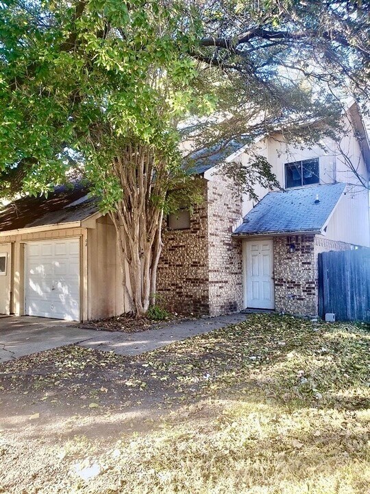 208 Victoria Dr in Grand Prairie, TX - Building Photo