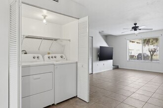 2300 SW 43rd St in Gainesville, FL - Foto de edificio - Building Photo