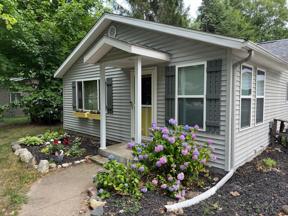 131 Ida St in Allegan, MI - Building Photo