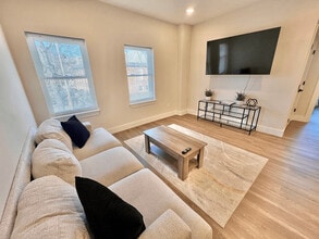 18 Woburn St in Reading, MA - Foto de edificio - Building Photo