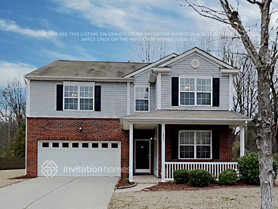 7307 Lamplighter Close Dr in Matthews, NC - Building Photo