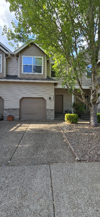 18582 SW Takena Ct in Beaverton, OR - Building Photo