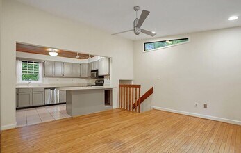 7824 Ridgewood Dr in Annandale, VA - Building Photo - Building Photo