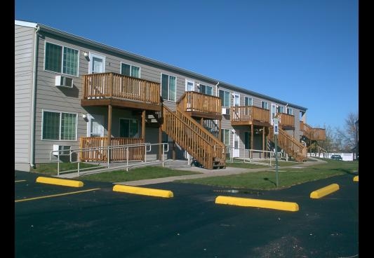 Golden Manor Apartments in Spearfish, SD - Foto de edificio - Building Photo