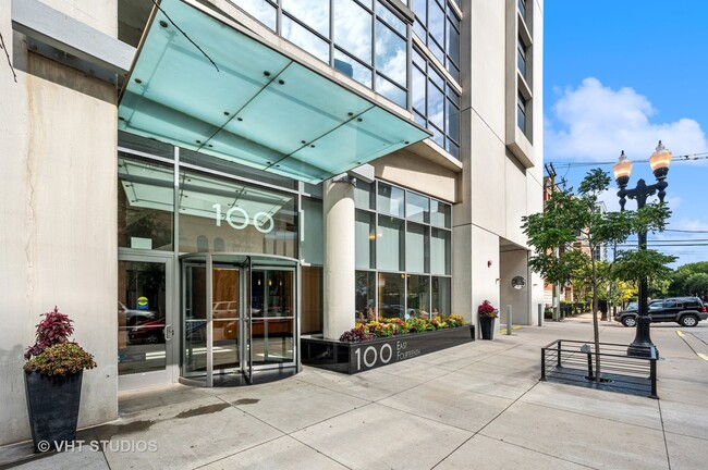100 E 14th St in Chicago, IL - Building Photo - Building Photo