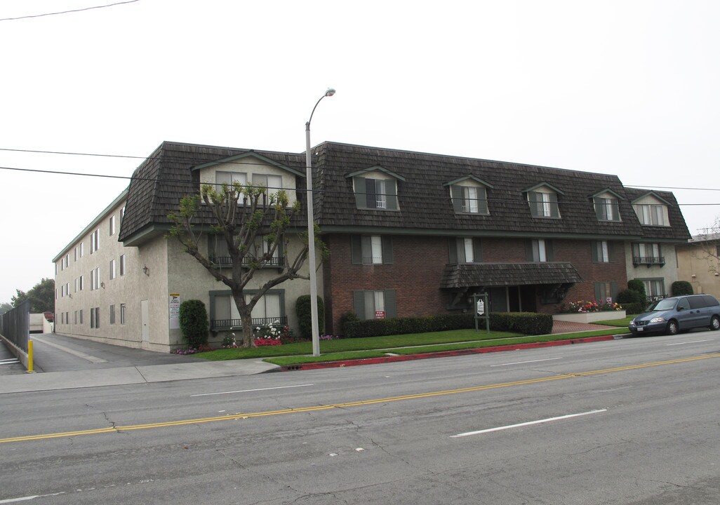 Crown Apartments in Downey, CA - Foto de edificio