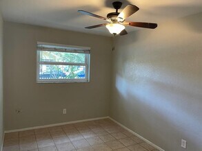 323 13th Ave NE, Unit 323 in St. Petersburg, FL - Foto de edificio - Building Photo