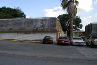 Gardina Courts in San Antonio, TX - Building Photo - Building Photo