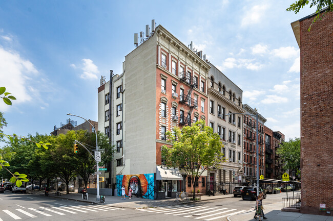 64 MacDougal St in New York, NY - Building Photo - Building Photo