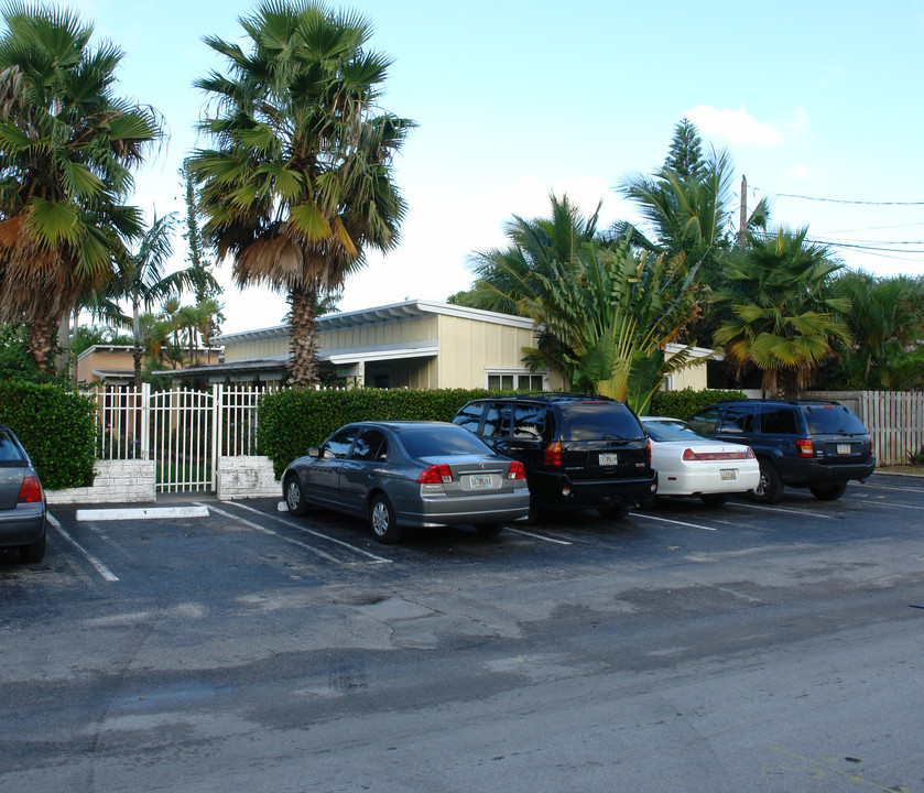 Ventura Apartments in Fort Lauderdale, FL - Building Photo