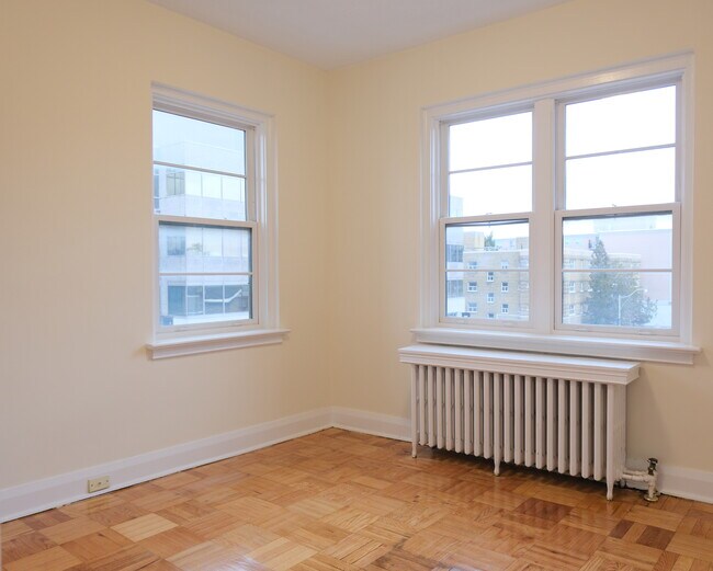 Du Maurier Apartments in Toronto, ON - Building Photo - Building Photo