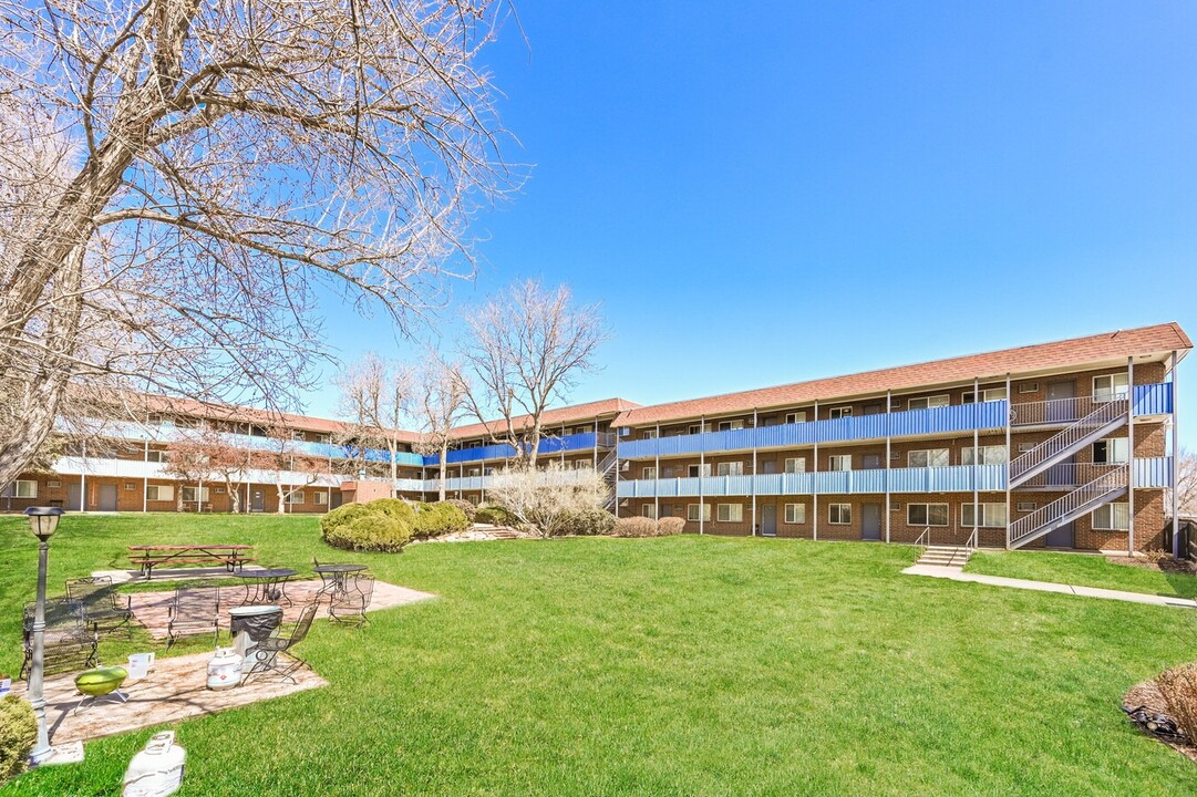 Reed Park Apartments in Lakewood, CO - Building Photo