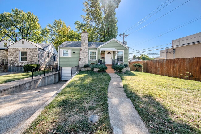 8754 Florence Ave in Brentwood, MO - Building Photo - Building Photo