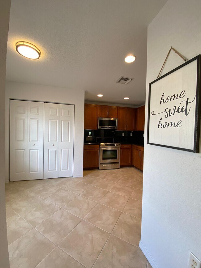 5932 Manchester Way in Tamarac, FL - Building Photo - Building Photo