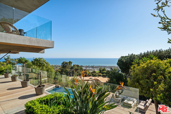 23812 Malibu Crest Dr in Malibu, CA - Building Photo - Building Photo