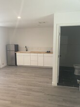 2403 Elizondo Ave in Simi Valley, CA - Foto de edificio - Building Photo