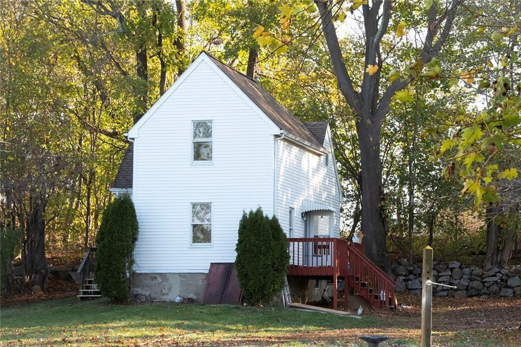 18 Hobart St in Westerly, RI - Building Photo