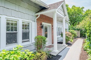 31 Central Dr in Port Washington, NY - Building Photo