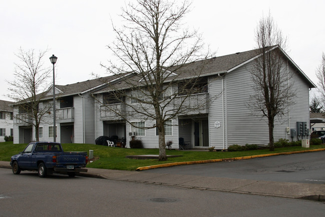 Heather Glen Apartments in McMinnville, OR - Building Photo - Building Photo