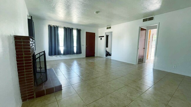 961 N Fruit Ave in Fresno, CA - Building Photo - Building Photo