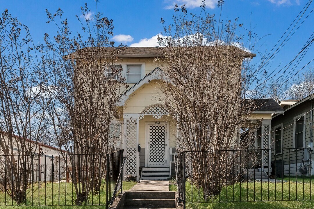 614 E Dewey Pl in San Antonio, TX - Building Photo
