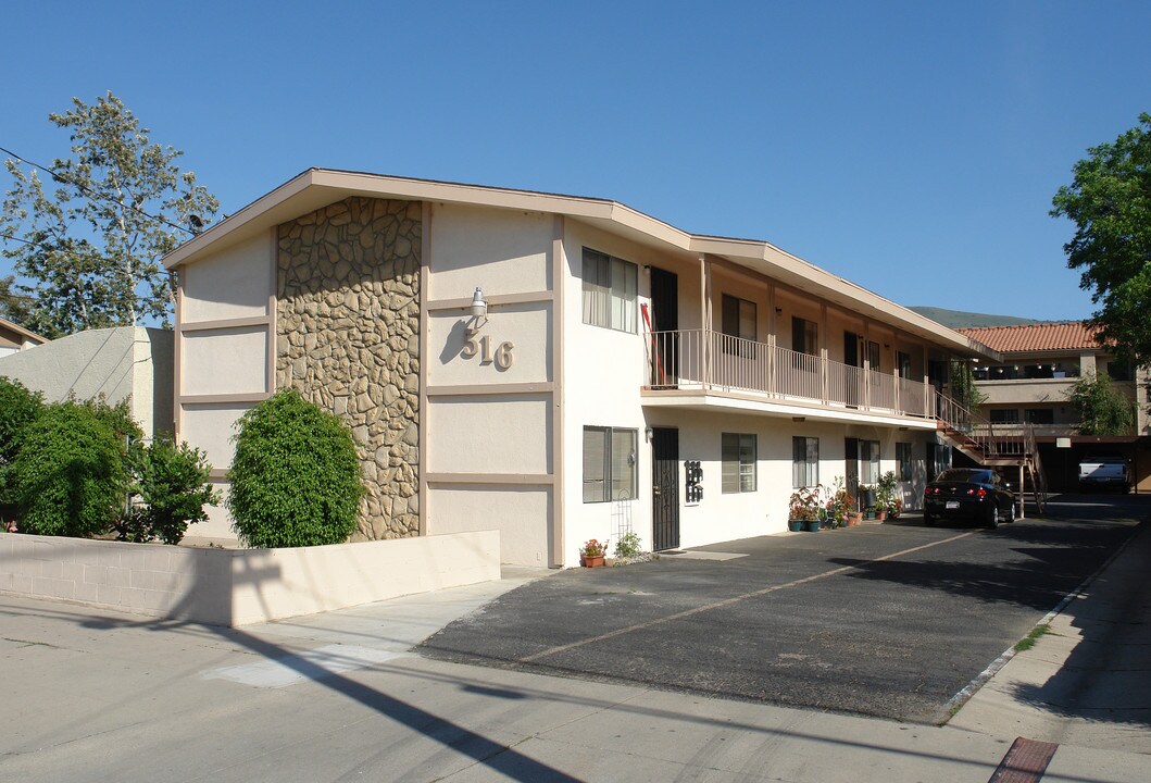 516 E Santa Barbara St in Santa Paula, CA - Foto de edificio