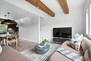 925 NE 23rd Ave in Portland, OR - Building Photo