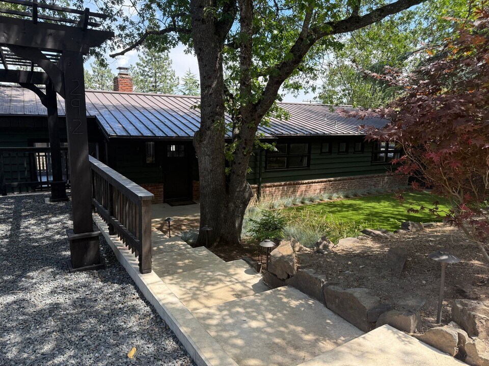 292 Gresham St in Ashland, OR - Building Photo