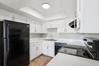Woodridge Manor Apartments in Glendale, AZ - Building Photo - Building Photo