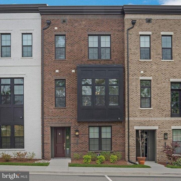 22226 Philanthropic Dr in Ashburn, VA - Building Photo